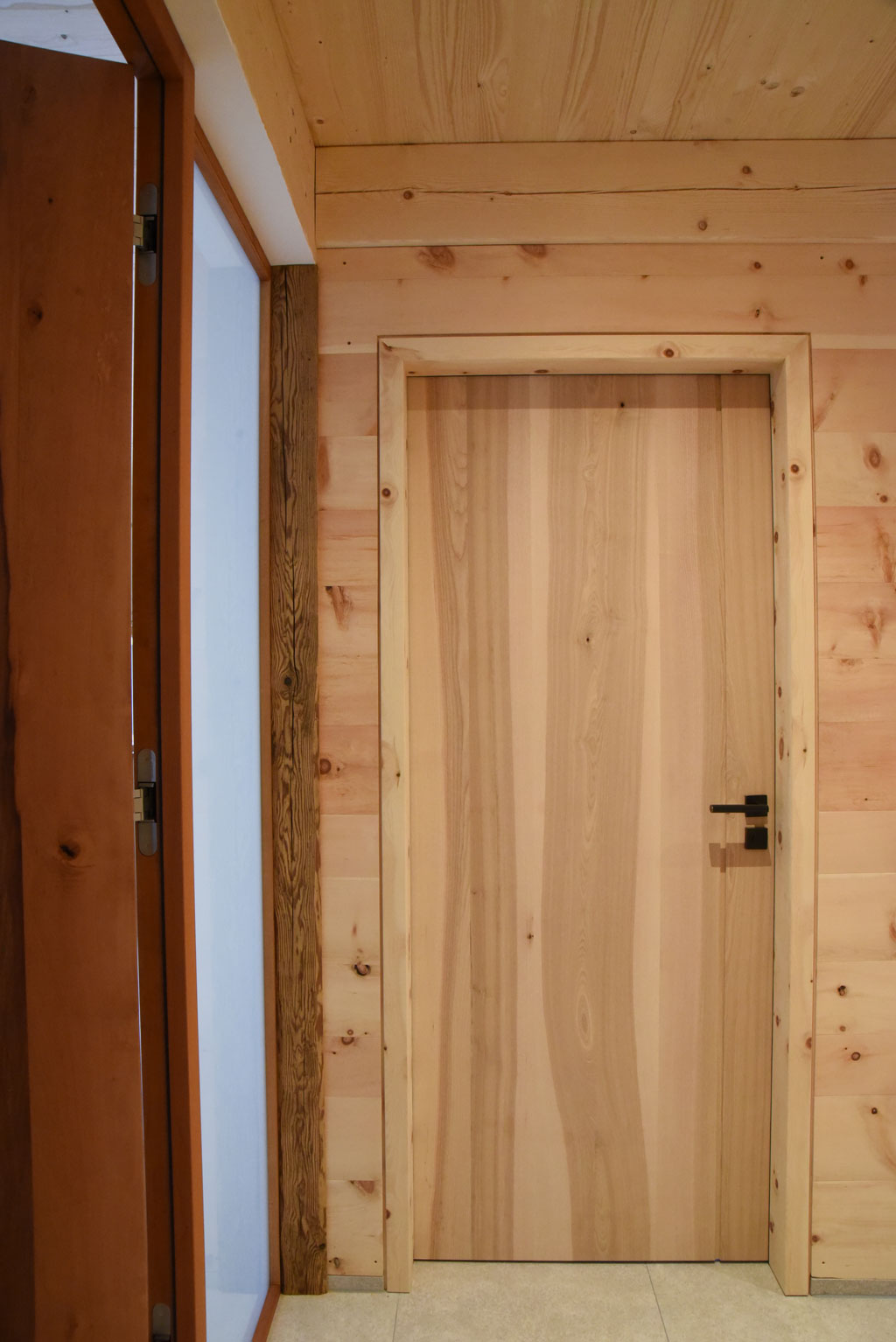 Massive Tür aus wintergeschlagenem Mondholz
