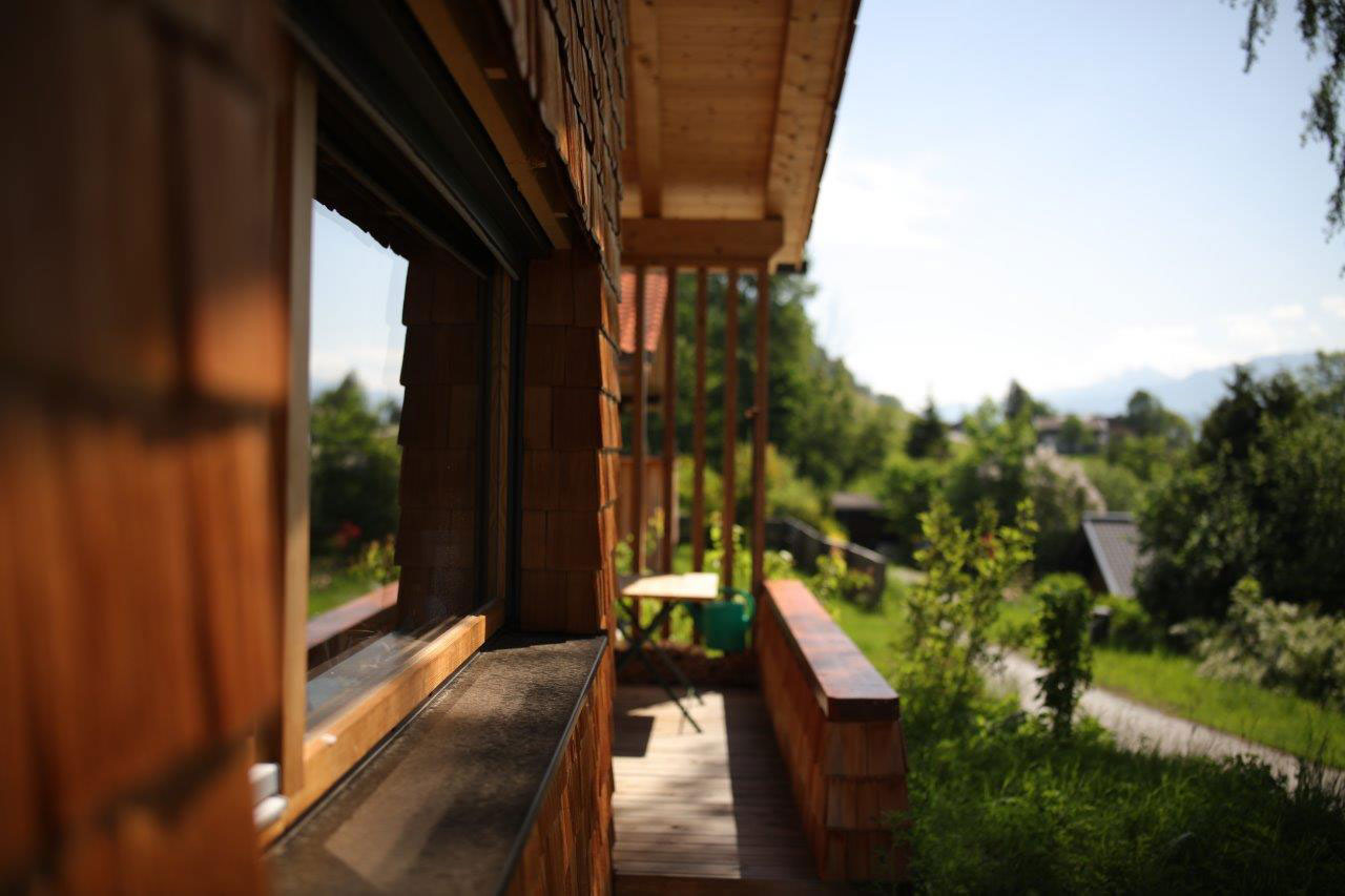 Holz100 Haus mit Holzschindel-Fassade