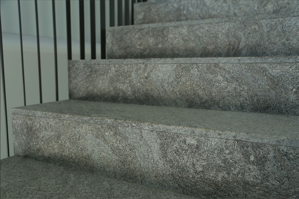 Treppe mit Natursteinplatten